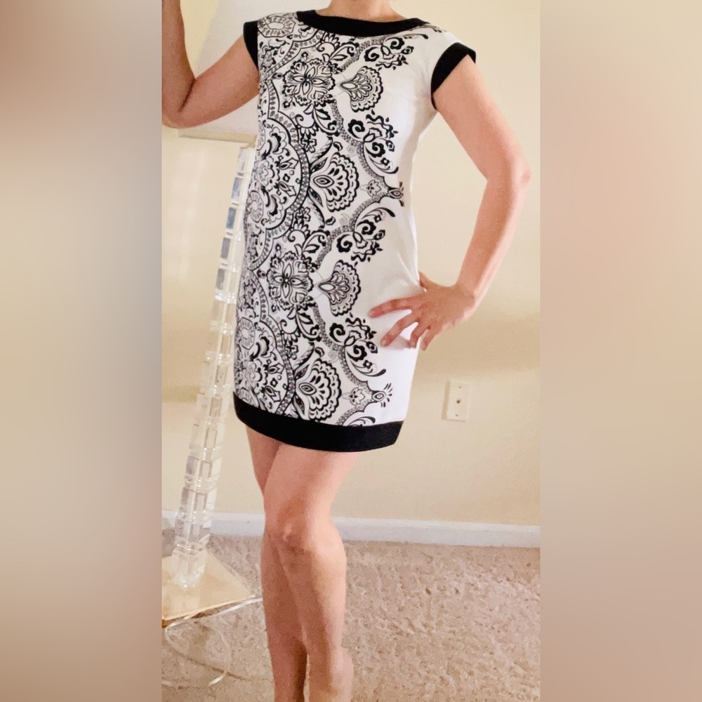 Gorgeous mini dress in black and white, very unique size 2